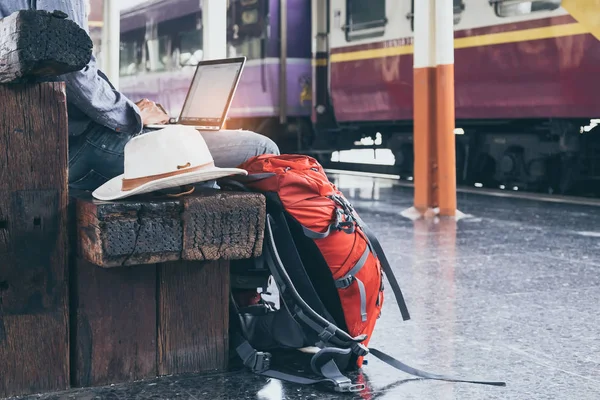 Hombre de negocios sentado con el uso de portátil. bolsa de viaje en el tren — Foto de Stock