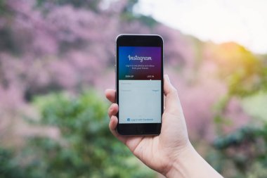 Chiang Mai, Tayland - 14 Şubat 2018: iphone tutan bir kadın el