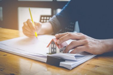 Pergel ve architec için planları ile çalışan mimar adam