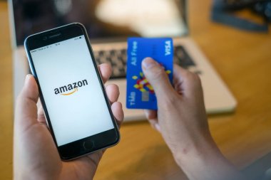 Chiang Mai, Tayland - 14 Şubat 2018: iphone 6s Amazon lo gösterilen