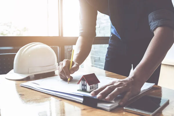 Architect man aan het werk met kompassen en blauwdrukken voor sarchitects — Stockfoto