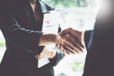 İş ortaklığı toplantısı konsepti. İmaj işadamlarının el sıkışması. Başarılı iş adamları iyi bir anlaşmadan sonra el sıkışıyor.. 