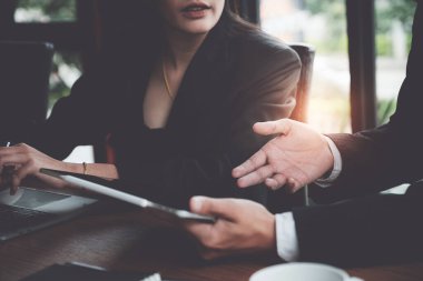 Fon yöneticileri takım danışmanlığı ve dijital tablet üzerinden yatırım borsası analizi hakkında tartışmalar.