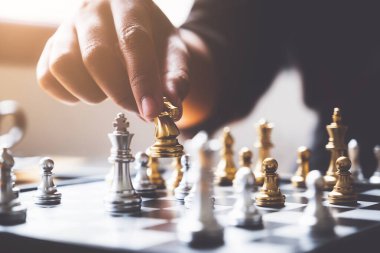 Satranç oynayan ya da hareket eden bir iş adamı. strateji, liderlik kavramı