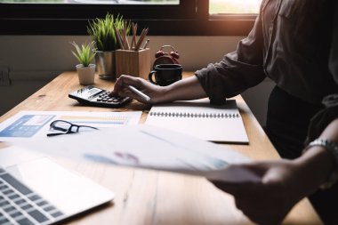 Matematik finansmanı için hesap makinesi kullanan iş kadını ofis ve iş geçmişi, vergi, muhasebe kavramı