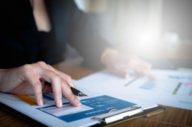 İş adamı ya da muhasebeci, yolsuzluk soruşturması için evrak işleriyle uğraşıyor. Rüşvet karşıtı kavram.