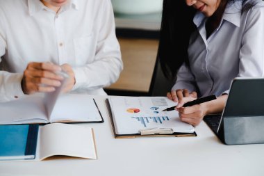 Genç Öğrenciler Kampüsü 'nde işletme dersi veriyorum. Eğitim ve okul kavramı.