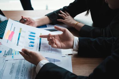 Fon yöneticileri takım danışmanlığı ve dijital tablet üzerinden yatırım borsası analizi hakkında tartışmalar.