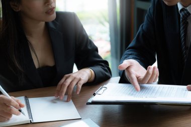 İş adamı ve Muhasebeci, yolsuzluk hesabının soruşturulması için dijital tablet üzerindeki veri belgelerini kontrol ediyor. Rüşvet karşıtı kavram.