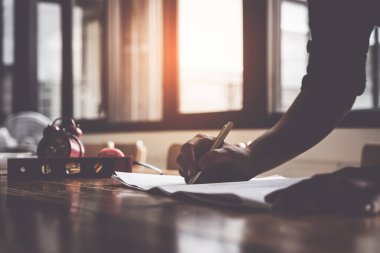 Mimarlık planı için pusula ve planlarla çalışan mimar, bir inşaat projesi konsepti çizen mühendis..