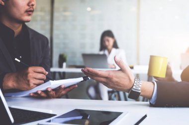 Muhasebe ofisinde. Denetleme ekibi, yolsuzluk soruşturması için tartışıyor. Rüşvet karşıtı kavram.