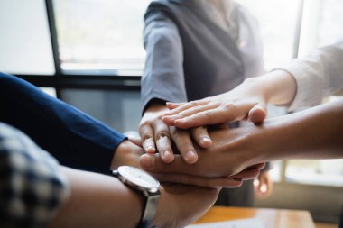 Ofisteki ahşap arka plan üzerinde çalışan bir grup iş adamı. grup desteği takım çalışması anlaşma kavramı.
