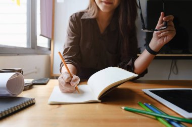 Tasarım Stüdyosu 'ndaki projesiyle düşünen ya da planlayan mimar ya da yaratıcı kadın. Yaratıcılık fikirleri kavramı