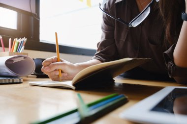 Tasarım Stüdyosu 'ndaki projesiyle düşünen ya da planlayan mimar ya da yaratıcı kadın. Yaratıcılık fikirleri kavramı