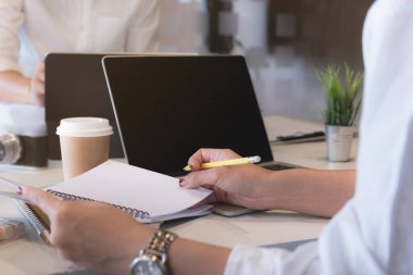 Fon yöneticileri takım danışmanlığı ve işyerindeki yatırım borsası analizi hakkında tartışmalar.