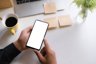İş adamı boş ekranlı akıllı telefon gösteriyor.