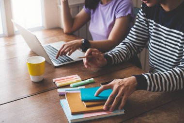 Corona virüsü konsepti. Çiftler aynı dizüstü bilgisayara ve ailelere görüntülü arama yaparak karantinaya alıyorlar..