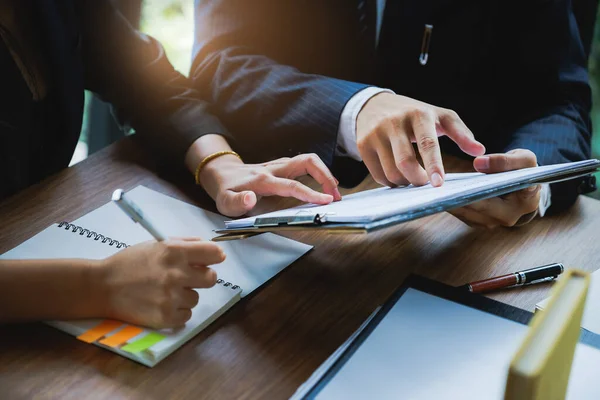 Fon yöneticileri takım danışmanlığı ve belge kağıdına göre yatırım borsası analizi hakkında tartışmalar.