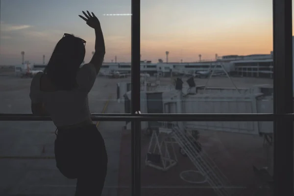 Junge Schöne Reisende Der Abflughalle Flughafen Bei Sonnenuntergang Reise Und — Stockfoto