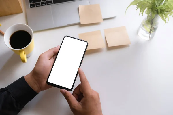 Adamı Boş Ekranlı Akıllı Telefon Gösteriyor — Stok fotoğraf