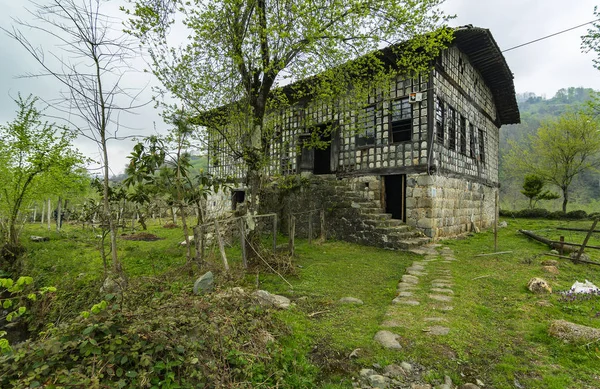 Maisons des Highlands dans la mer Noire — Photo