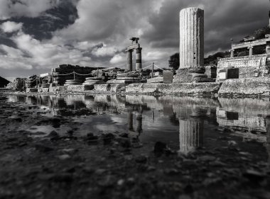 Cesme yakınlarındaki antik Erythrai şehrinin bulutlu manzarası