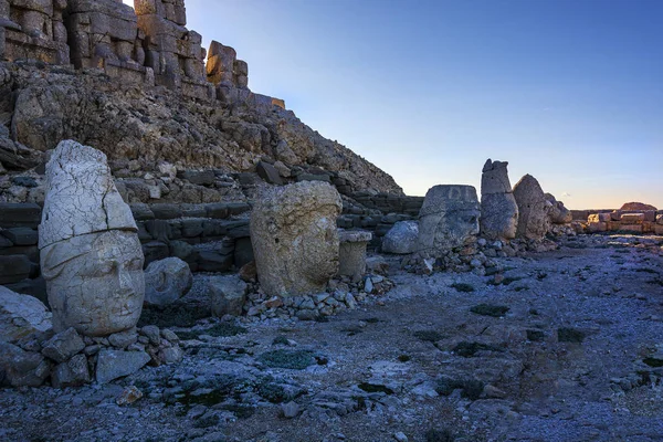 Located on Mount Nemrut in southeastern Turkey that hosts the giant statues of gods and kings and UNESCO's world heritage list — Stock Photo, Image