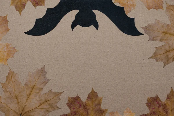 Cadılar Bayramı tatil arka plan, metin, kabak, akçaağaç yaprakları ve yarasa için boş kağıt. Yukarıdan kopya alanı ile göster.