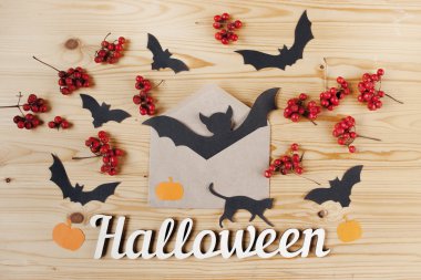 Cadılar Bayramı tatil arka plan, metin, zarf, çilek ve yarasalar. Yukarıdan görüntüle.