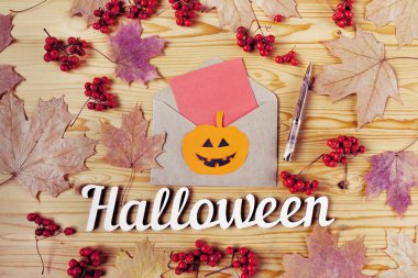 Cadılar Bayramı tatil arka plan. Kalem, metin ve zarf. Kopyalama alanı yla yukarıdan görüntüle