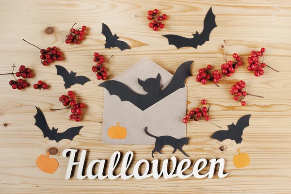 Cadılar Bayramı tatil arka plan, metin, zarf, çilek ve yarasalar. Yukarıdan görüntüle.