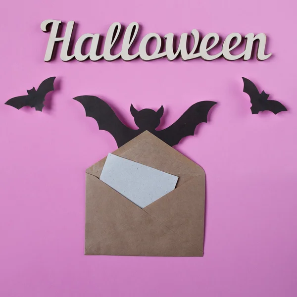 Hintergrund. Halloween-Dekoration. Umschlag mit leerem Papier für den Text. Fledermäuse fliegen. Ansicht von oben mit Kopierraum — Stockfoto