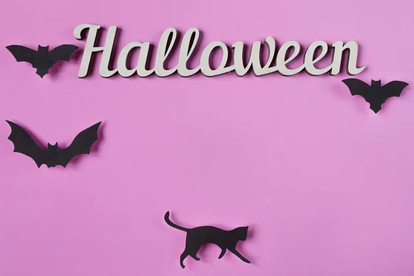 Hintergrund. Halloween-Dekoration mit Text. Fledermäuse und Katze. Ansicht von oben mit Kopierraum — Stockfoto