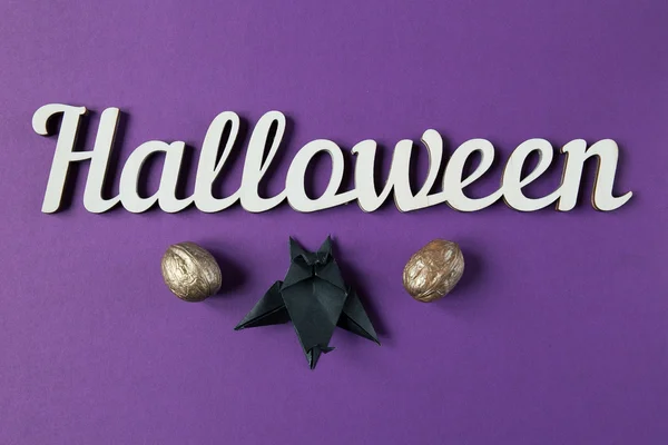 Hintergrund. Halloween-Dekorationstext und zerschnittene Fledermaus. Ansicht von oben — Stockfoto