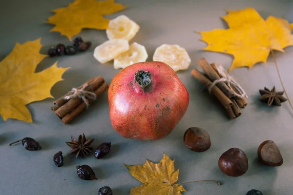 Kırmızı Lal meyve Üstten Görünüm tablo. Sonbahar natürmort