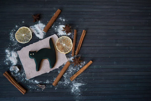 Cadılar Bayramı ev yapımı zencefilli kurabiye ahşap masa üzerinde