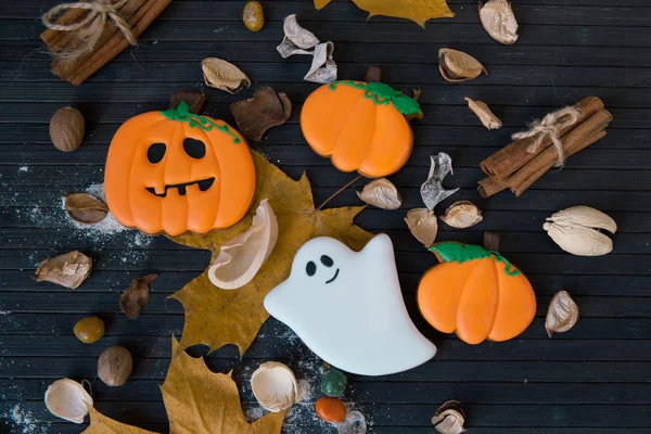 Cadılar Bayramı ev yapımı gingerbread çerezleri masada