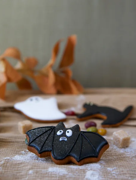 Cadılar Bayramı ev yapımı gingerbread çerezleri masada