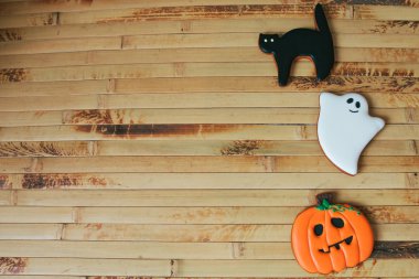 Cadılar Bayramı ev yapımı gingerbread çerezleri üzerinde ahşap masa