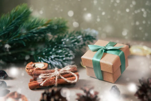 Noel kompozisyon, hediye kutusu. Kar ile natürmort