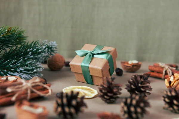 Noel hediye kutusu ile kompozisyon.
