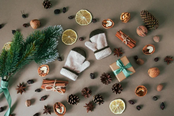 Hediye kutusu ve eldivenler. Tablo Üstten Görünüm Noel dekorasyon.