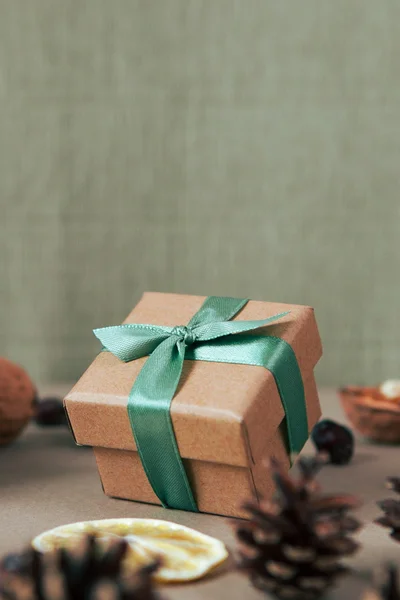 Vánoční složení s dárkovou krabičku. Detailní záběr — Stock fotografie