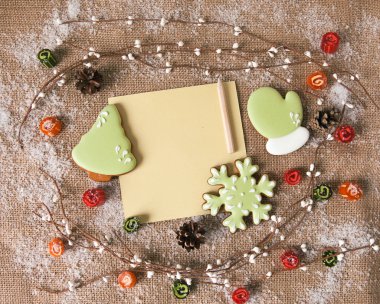 Noel gingerbreads ve metin için tebrik kartı. Yeni yıl kompozisyon
