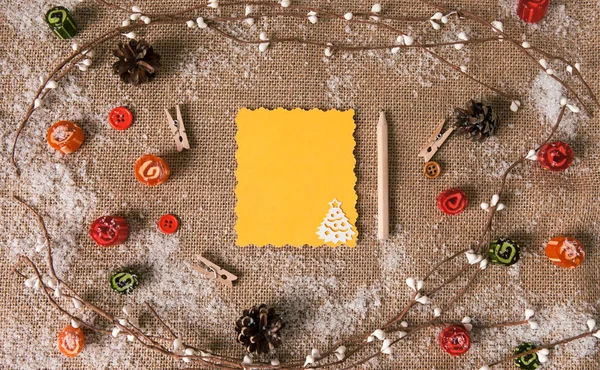 Noel süslemeleri ile tebrik kartı. Yukarıdan görüntülemek