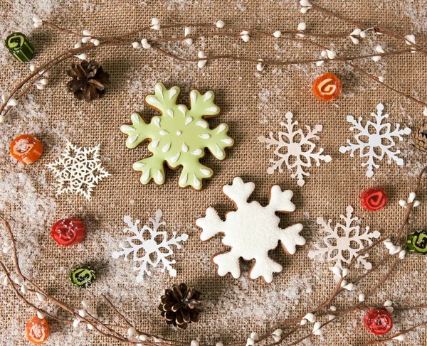 Noel arka plan, gingerbreads ve şeker ile kompozisyon. Yukarıdan görüntülemek