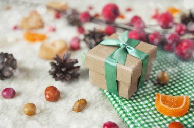 Noel kompozisyon, hediye kutusu. Kar ile natürmort