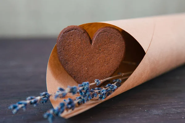 Tanımlama bilgisi kalbini lavanta ile kapatmak.