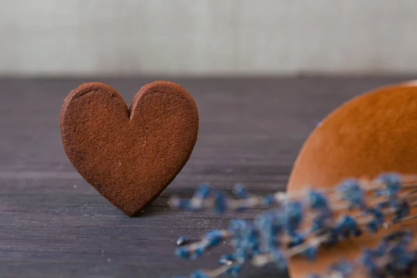 Bliska sercu cookie z lawendy. — Zdjęcie stockowe