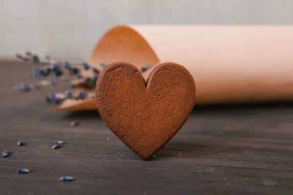 Tanımlama bilgisi kalbini lavanta ile kapatmak.